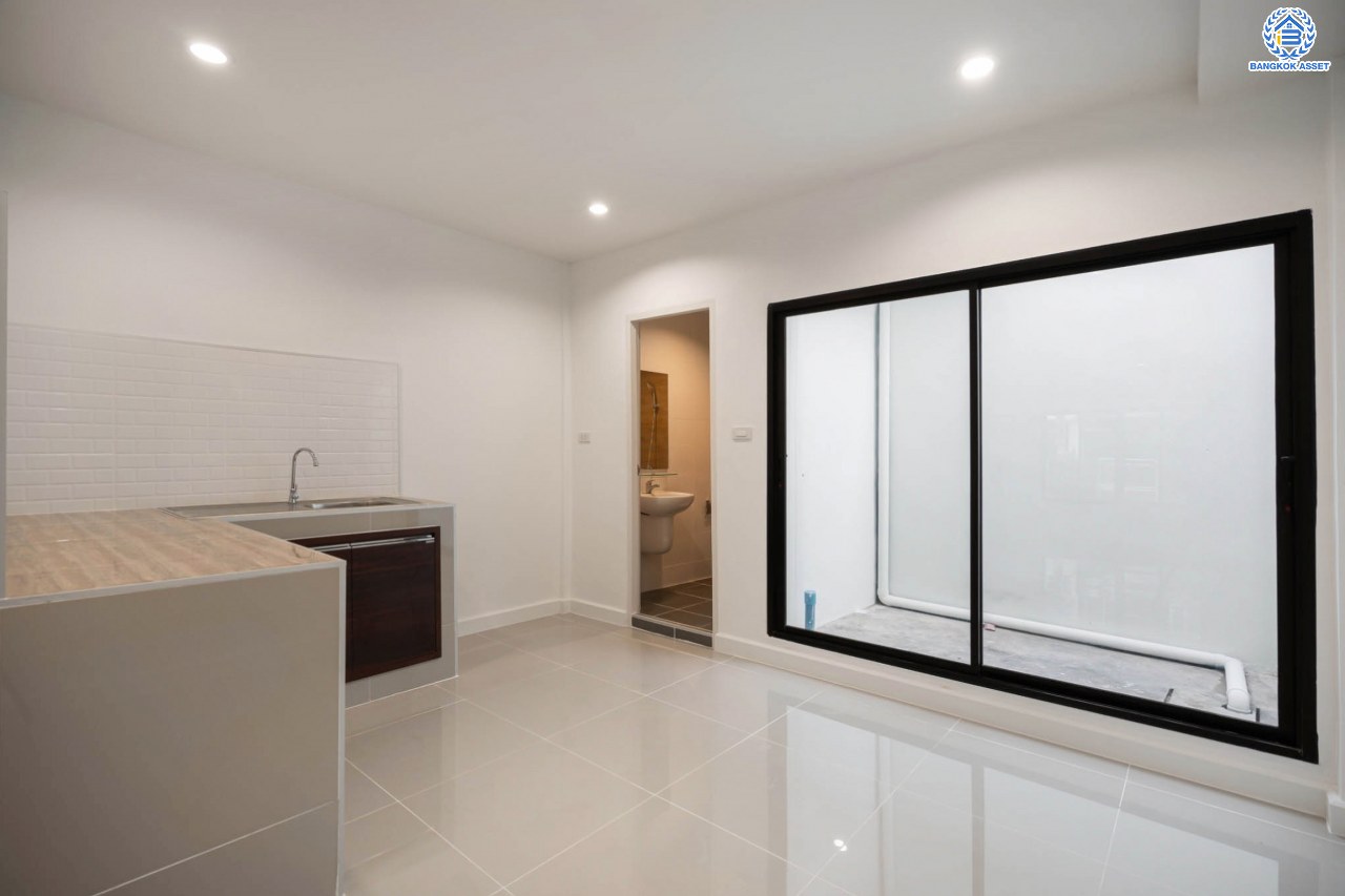 บ้านมือสองตกแต่งใหม่ โครงการ บ้านทอฝัน พิบูลย์สงคราม พร้อมอยู่ เนื้อที่ 16 ตร.ว. ฟังก์ชัน 3 ห้องนอน 2 ห้องน้ำ จอดรถได้ 1 คัน บนสุดยอดทำเล! เชื่อมถนนพิบูลย์สงคราม, วงศ์สว่าง, นครอินทร์ และติวานนท์ ใกล้จุดขึ้นทางด่วนศรีรัช-วงแหวนรอบนอก และรถไฟฟ้า "สถานีแยกติวานนท์"